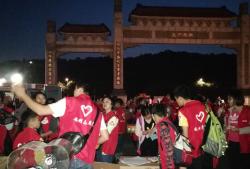 鲜花义卖义工们起早摸黑