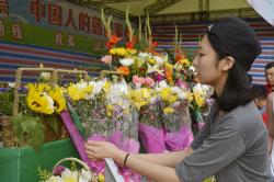 鲜花义卖市民挑选鲜花