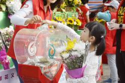 鲜花义卖全民参与